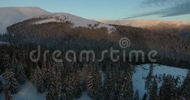空中拍摄带针叶林的山上日落，冬季景观，4k视频